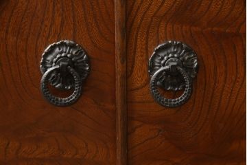 和製ビンテージ　国産　職人手造り品　三方欅(ケヤキ)材　漆塗り　品のある黒金具と和柄の引き戸が目を引く茶棚(飾り棚、違い棚、収納棚、戸棚、サイドボード、ヴィンテージ)(R-065941)