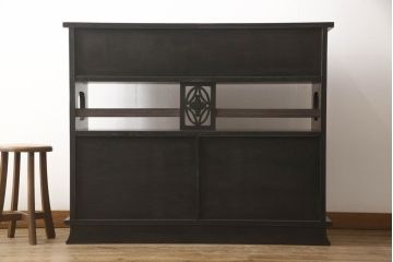 和製ビンテージ　国産　職人手造り品　三方欅(ケヤキ)材　漆塗り　品のある黒金具と和柄の引き戸が目を引く茶棚(飾り棚、違い棚、収納棚、戸棚、サイドボード、ヴィンテージ)(R-065941)