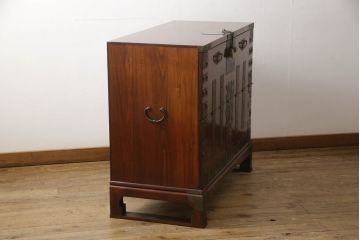 中古　美品!!　民芸家具　前面欅(ケヤキ)材　沢山の装飾金具が存在感を放つ李朝バンダチ(バンダジ、半閉櫃、李朝箪笥、収納棚、サイドキャビネット、サイドボード)(R-065945)