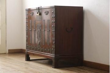 中古　美品!!　民芸家具　前面欅(ケヤキ)材　沢山の装飾金具が存在感を放つ李朝バンダチ(バンダジ、半閉櫃、李朝箪笥、収納棚、サイドキャビネット、サイドボード)(R-065945)