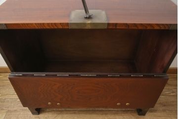中古　美品!!　民芸家具　前面欅(ケヤキ)材　沢山の装飾金具が存在感を放つ李朝バンダチ(バンダジ、半閉櫃、李朝箪笥、収納棚、サイドキャビネット、サイドボード)(R-065945)