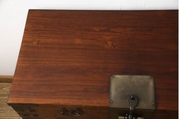 中古　美品!!　民芸家具　前面欅(ケヤキ)材　沢山の装飾金具が存在感を放つ李朝バンダチ(バンダジ、半閉櫃、李朝箪笥、収納棚、サイドキャビネット、サイドボード)(R-065945)