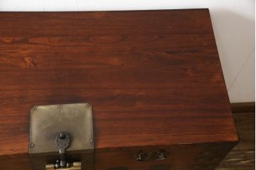 中古　美品!!　民芸家具　前面欅(ケヤキ)材　沢山の装飾金具が存在感を放つ李朝バンダチ(バンダジ、半閉櫃、李朝箪笥、収納棚、サイドキャビネット、サイドボード)(R-065945)
