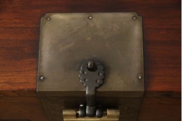 中古　美品!!　民芸家具　前面欅(ケヤキ)材　沢山の装飾金具が存在感を放つ李朝バンダチ(バンダジ、半閉櫃、李朝箪笥、収納棚、サイドキャビネット、サイドボード)(R-065945)