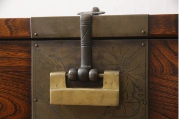 中古　美品!!　民芸家具　前面欅(ケヤキ)材　沢山の装飾金具が存在感を放つ李朝バンダチ(バンダジ、半閉櫃、李朝箪笥、収納棚、サイドキャビネット、サイドボード)(R-065945)