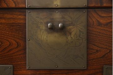 中古　美品!!　民芸家具　前面欅(ケヤキ)材　沢山の装飾金具が存在感を放つ李朝バンダチ(バンダジ、半閉櫃、李朝箪笥、収納棚、サイドキャビネット、サイドボード)(R-065945)
