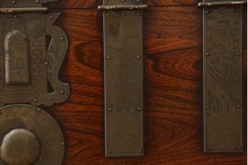 中古　美品!!　民芸家具　前面欅(ケヤキ)材　沢山の装飾金具が存在感を放つ李朝バンダチ(バンダジ、半閉櫃、李朝箪笥、収納棚、サイドキャビネット、サイドボード)(R-065945)