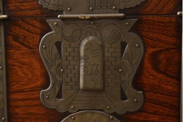 中古　美品!!　民芸家具　前面欅(ケヤキ)材　沢山の装飾金具が存在感を放つ李朝バンダチ(バンダジ、半閉櫃、李朝箪笥、収納棚、サイドキャビネット、サイドボード)(R-065945)