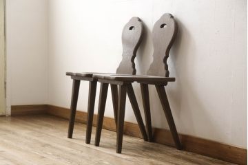 中古　美品　横浜クラシック家具　ノックオンウッド(knockonwood)　Hand Made　コロニアルシリーズ　背板のデザインが目を惹くチェア2脚セット(ダイニングチェア、板座チェア)(定価2脚で約10万円)(R-065949)