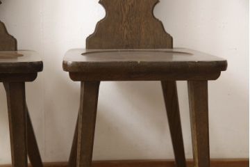 中古　美品　横浜クラシック家具　ノックオンウッド(knockonwood)　Hand Made　コロニアルシリーズ　背板のデザインが目を惹くチェア2脚セット(ダイニングチェア、板座チェア)(定価2脚で約10万円)(R-065949)