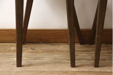 中古　美品　横浜クラシック家具　ノックオンウッド(knockonwood)　Hand Made　コロニアルシリーズ　背板のデザインが目を惹くチェア2脚セット(ダイニングチェア、板座チェア)(定価2脚で約10万円)(R-065949)