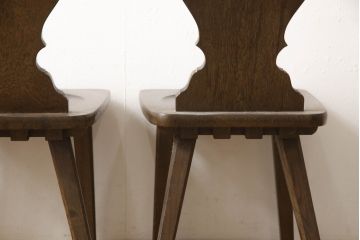 中古　美品　横浜クラシック家具　ノックオンウッド(knockonwood)　Hand Made　コロニアルシリーズ　背板のデザインが目を惹くチェア2脚セット(ダイニングチェア、板座チェア)(定価2脚で約10万円)(R-065949)
