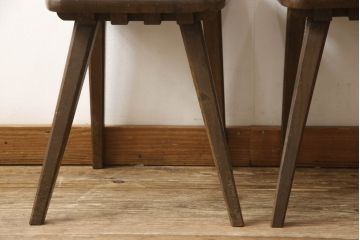 中古　美品　横浜クラシック家具　ノックオンウッド(knockonwood)　Hand Made　コロニアルシリーズ　背板のデザインが目を惹くチェア2脚セット(ダイニングチェア、板座チェア)(定価2脚で約10万円)(R-065949)