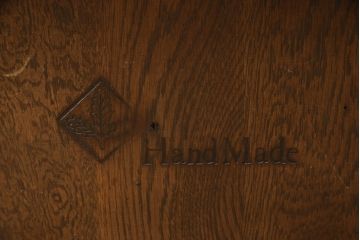 中古　美品　横浜クラシック家具　ノックオンウッド(knockonwood)　Hand Made　コロニアルシリーズ　背板のデザインが目を惹くチェア2脚セット(ダイニングチェア、板座チェア)(定価2脚で約10万円)(R-065949)