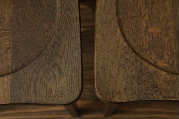 中古　美品　横浜クラシック家具　ノックオンウッド(knockonwood)　Hand Made　コロニアルシリーズ　背板のデザインが目を惹くチェア2脚セット(ダイニングチェア、板座チェア)(定価2脚で約10万円)(R-065950)