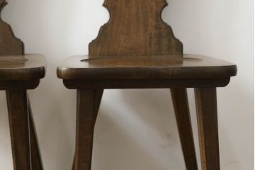 中古　美品　横浜クラシック家具　ノックオンウッド(knockonwood)　Hand Made　コロニアルシリーズ　背板のデザインが目を惹くチェア2脚セット(ダイニングチェア、板座チェア)(定価2脚で約10万円)(R-065950)