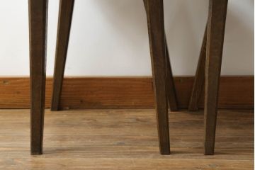 中古　美品　横浜クラシック家具　ノックオンウッド(knockonwood)　Hand Made　コロニアルシリーズ　背板のデザインが目を惹くチェア2脚セット(ダイニングチェア、板座チェア)(定価2脚で約10万円)(R-065950)