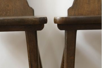 中古　美品　横浜クラシック家具　ノックオンウッド(knockonwood)　Hand Made　コロニアルシリーズ　背板のデザインが目を惹くチェア2脚セット(ダイニングチェア、板座チェア)(定価2脚で約10万円)(R-065950)