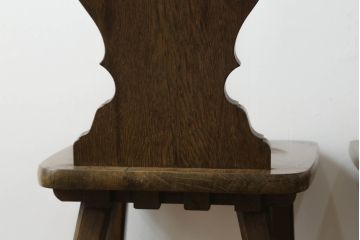 中古　美品　横浜クラシック家具　ノックオンウッド(knockonwood)　Hand Made　コロニアルシリーズ　背板のデザインが目を惹くチェア2脚セット(ダイニングチェア、板座チェア)(定価2脚で約10万円)(R-065950)