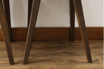 中古　美品　横浜クラシック家具　ノックオンウッド(knockonwood)　Hand Made　コロニアルシリーズ　背板のデザインが目を惹くチェア2脚セット(ダイニングチェア、板座チェア)(定価2脚で約10万円)(R-065950)