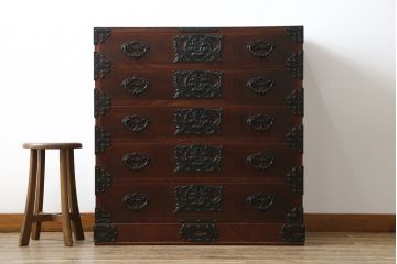 中古　岩谷堂箪笥　桜木家具店作　黒々とした金具が重厚な雰囲気を高めるチェスト(引き出し、衣装箪笥、整理箪笥、和タンス)(R-065951)