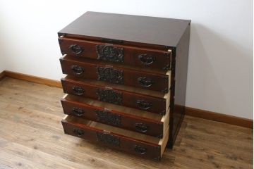 中古　岩谷堂箪笥　桜木家具店作　黒々とした金具が重厚な雰囲気を高めるチェスト(引き出し、衣装箪笥、整理箪笥、和タンス)(R-065951)