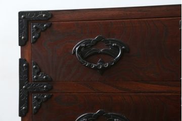中古　岩谷堂箪笥　桜木家具店作　黒々とした金具が重厚な雰囲気を高めるチェスト(引き出し、衣装箪笥、整理箪笥、和タンス)(R-065951)