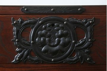 中古　岩谷堂箪笥　桜木家具店作　黒々とした金具が重厚な雰囲気を高めるチェスト(引き出し、衣装箪笥、整理箪笥、和タンス)(R-065951)