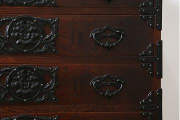 中古　岩谷堂箪笥　桜木家具店作　黒々とした金具が重厚な雰囲気を高めるチェスト(引き出し、衣装箪笥、整理箪笥、和タンス)(R-065951)