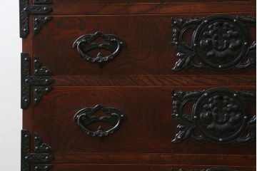 中古　岩谷堂箪笥　桜木家具店作　黒々とした金具が重厚な雰囲気を高めるチェスト(引き出し、衣装箪笥、整理箪笥、和タンス)(R-065951)