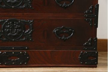 中古　岩谷堂箪笥　桜木家具店作　黒々とした金具が重厚な雰囲気を高めるチェスト(引き出し、衣装箪笥、整理箪笥、和タンス)(R-065951)