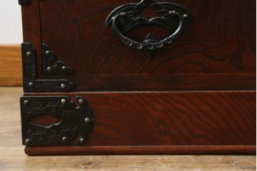 中古　岩谷堂箪笥　桜木家具店作　黒々とした金具が重厚な雰囲気を高めるチェスト(引き出し、衣装箪笥、整理箪笥、和タンス)(R-065951)