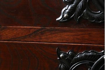 中古　岩谷堂箪笥　桜木家具店作　黒々とした金具が重厚な雰囲気を高めるチェスト(引き出し、衣装箪笥、整理箪笥、和タンス)(R-065951)