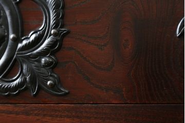 中古　岩谷堂箪笥　桜木家具店作　黒々とした金具が重厚な雰囲気を高めるチェスト(引き出し、衣装箪笥、整理箪笥、和タンス)(R-065951)