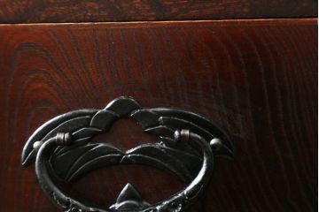 中古　岩谷堂箪笥　桜木家具店作　黒々とした金具が重厚な雰囲気を高めるチェスト(引き出し、衣装箪笥、整理箪笥、和タンス)(R-065951)