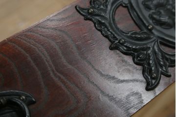 中古　岩谷堂箪笥　桜木家具店作　黒々とした金具が重厚な雰囲気を高めるチェスト(引き出し、衣装箪笥、整理箪笥、和タンス)(R-065951)
