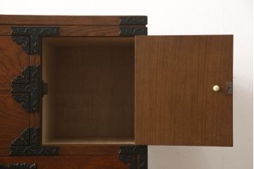 中古　美品　国産　職人手造り　重厚な雰囲気漂う民芸箪笥(サイドチェスト、引き出し、収納箪笥、整理箪笥、和タンス)(R-065952)