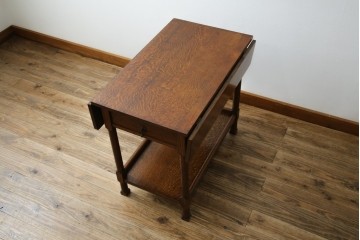 イギリスアンティーク　オーク材　両面引き出し付きのバタフライサイドテーブル　(R-065953)