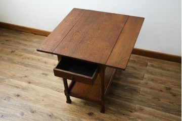 イギリスアンティーク　オーク材　両面引き出し付きのバタフライサイドテーブル　(R-065953)