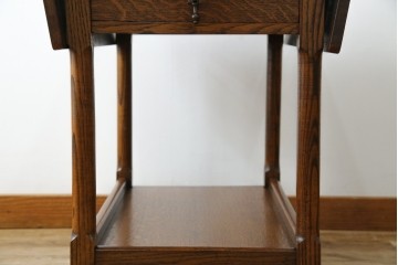 イギリスアンティーク　オーク材　両面引き出し付きのバタフライサイドテーブル　(R-065953)