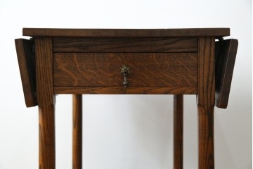 イギリスアンティーク　オーク材　両面引き出し付きのバタフライサイドテーブル　(R-065953)