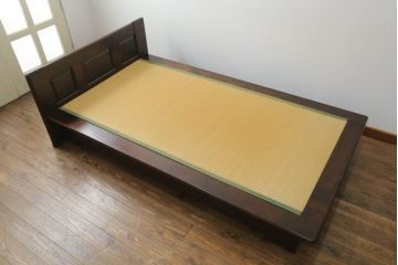 中古　北海道民芸家具　希少な絶版品!　シックなフレームと畳のコンビが和モダンな雰囲気を高める畳ベッド(セミダブル、たたみ)(R-065955)
