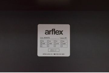 中古　arflex(アルフレックス)　BONTE(ボンテ)　Cini Boeri(チニ・ボエリ)デザイン　シンプルながらスタイリッシュな佇まいが魅力の4人掛けダイニングテーブル(6人掛け、作業台、食卓)(定価約25万円)(R-065956)