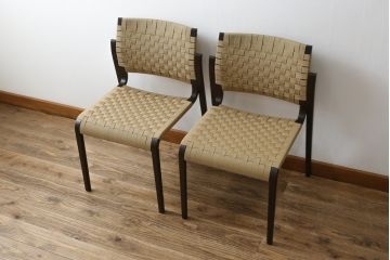 中古　美品　arflex(アルフレックス)　NT SLIM(エヌティー スリム)　スタイリッシュなデザインが魅力のアームレスチェア2脚セット (スタッキングチェア、ダイニングチェア、椅子、イス)(1脚定価約85000円)(R-065957)