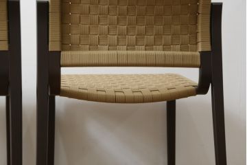 中古　美品　arflex(アルフレックス)　NT SLIM(エヌティー スリム)　スタイリッシュなデザインが魅力のアームレスチェア2脚セット (スタッキングチェア、ダイニングチェア、椅子、イス)(1脚定価約85000円)(R-065957)