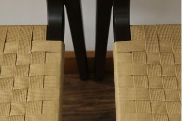 中古　美品　arflex(アルフレックス)　NT SLIM(エヌティー スリム)　スタイリッシュなデザインが魅力のアームレスチェア2脚セット (スタッキングチェア、ダイニングチェア、椅子、イス)(1脚定価約85000円)(R-065958)
