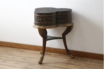 中古　MAITLAND-SMITH(メートランドスミス)　ユニークなデザインが魅力!ディスプレイとしてもおすすめのサイドテーブル(ナイトテーブル、花台、飾り台)(R-065960)