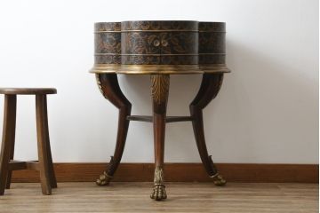 中古　MAITLAND-SMITH(メートランドスミス)　ユニークなデザインが魅力!ディスプレイとしてもおすすめのサイドテーブル(ナイトテーブル、花台、飾り台)(R-065960)