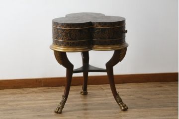 中古　MAITLAND-SMITH(メートランドスミス)　ユニークなデザインが魅力!ディスプレイとしてもおすすめのサイドテーブル(ナイトテーブル、花台、飾り台)(R-065960)
