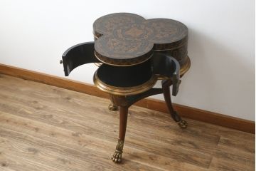 中古　MAITLAND-SMITH(メートランドスミス)　ユニークなデザインが魅力!ディスプレイとしてもおすすめのサイドテーブル(ナイトテーブル、花台、飾り台)(R-065960)